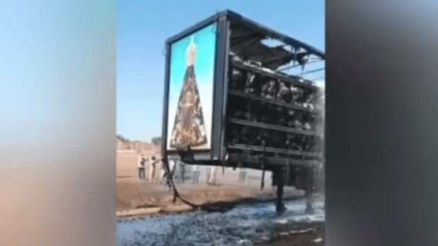 Caminhão é atingido pelo fogo e imagem de Nossa Senhora sai ilesa