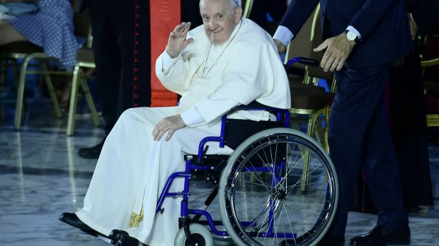 Papa Francisco em cadeira de rodas: câncer desmentido