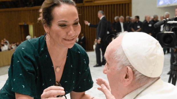 Jornalista Maria Beltrão encontra Papa Francisco