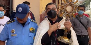 Nicarágua: bispo enfrenta a polícia com o Santíssimo em mãos