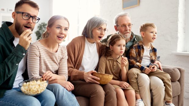 Família reunida assistindo TV no Dia dos Pais