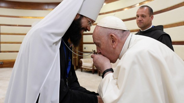 Papa com representante do patriarca de Moscou