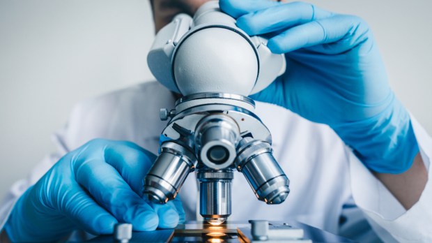 scientist-microscope