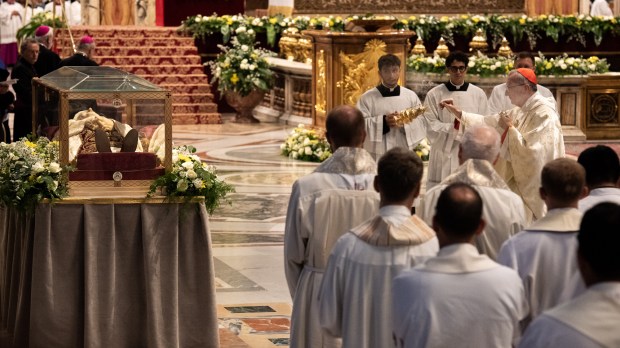 Pope-Francis-celebrates-a-Holy-Mass-to-the-60th-anniversary-of-the-beginning-of-the-second-Vatican-Ecumencial-Council-Antoine-Mekary-ALETEIA