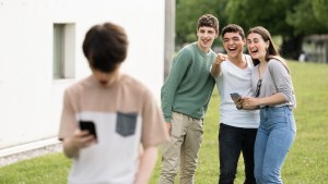 Alunos adolescentes usando redes sociais no telefone celular