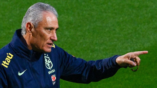 Técnico Tite comanda treino da seleção brasileira com terço na mão