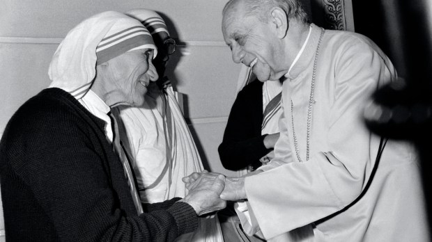 Dom Helder Camara cumprimenta Madre Teresa de Calcutá