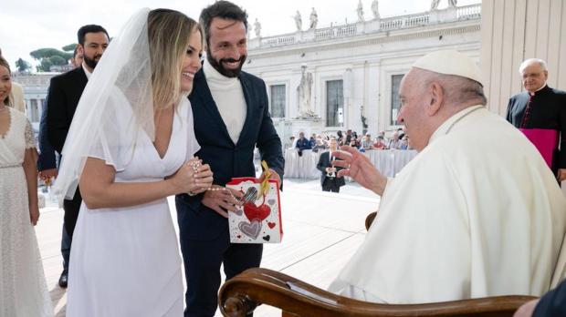 Casal de brasileiros recebe bencao do Papa