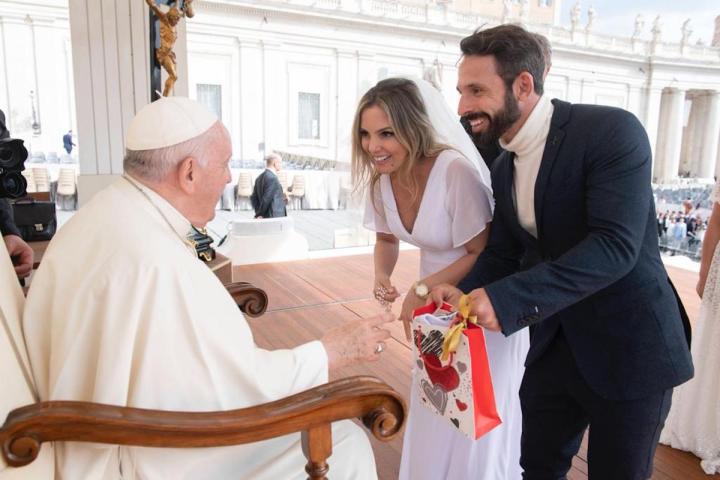 Casal brasileiro recebe bênção do Papa