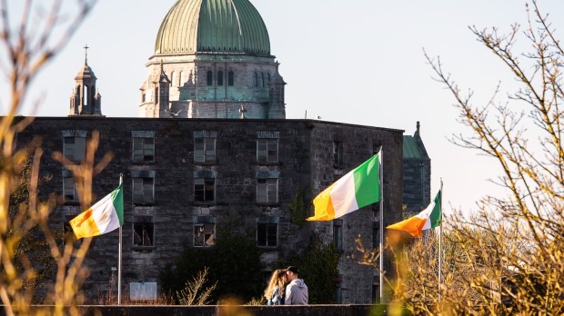 irlandzka para przed katedrą w Galway