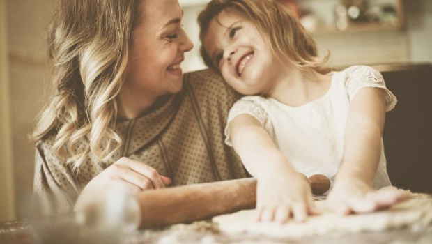Mãe e filha sorrindo são exemplo dos traços da pessoa bela