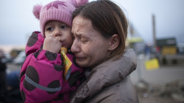 Ukrainka uciekająca przed wojną płacze po przekroczeniu granicy z Polską