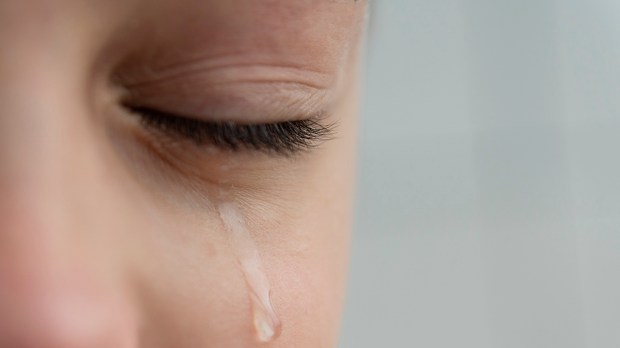 Lágrimas no rosto representam o mistério de por que Deus permite que o inocente sofra