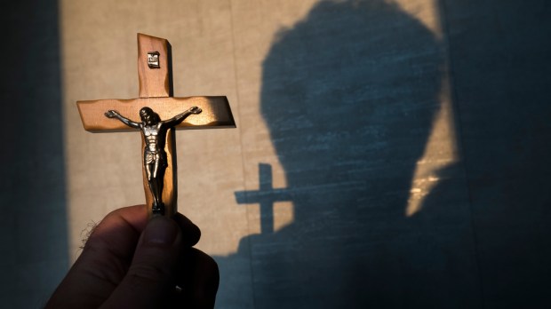 crucifixo se destaca num contraste de trevas e luz
