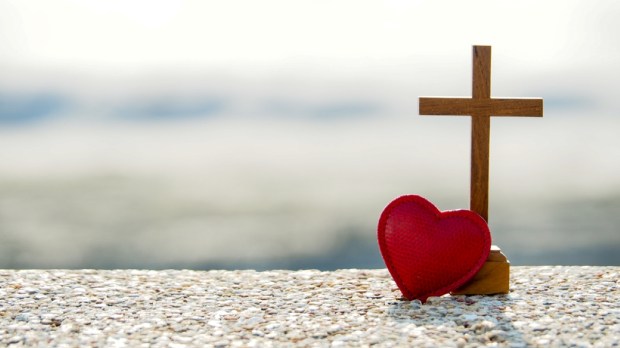 Cruz e coração representam o convite a negar a nós mesmos