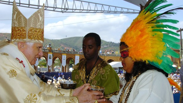Bento XVI celebra Missa em Aparecida em 2007