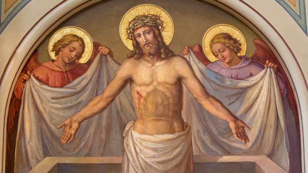Jesus ressurrecto junto aos anjos