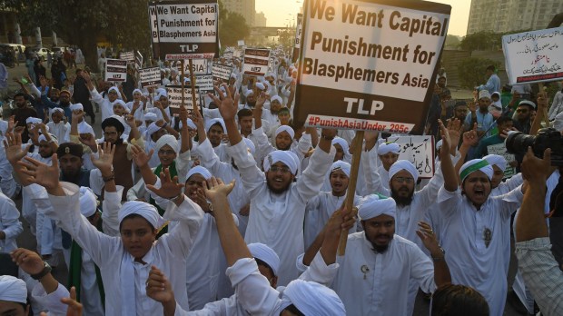 Manifestação de muçulmanos no Paquistão apoia leis da blasfêmia