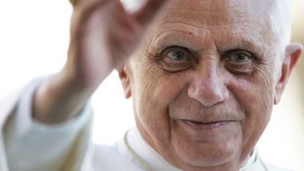 Papa Bento XVI é aclamado por fiéis como "santo já" e pode vir a tornar-se Doutor da Igreja