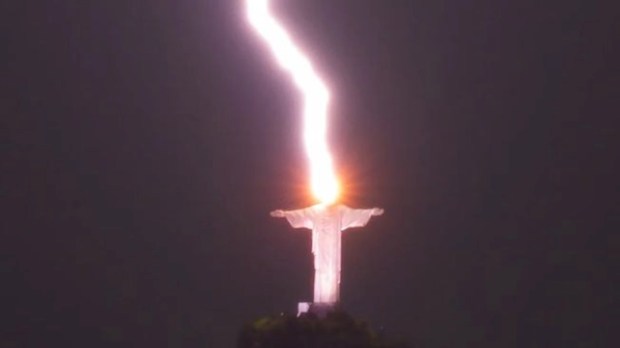 Raio atinge cabeça do Cristo Redentor no Rio de Janeiro