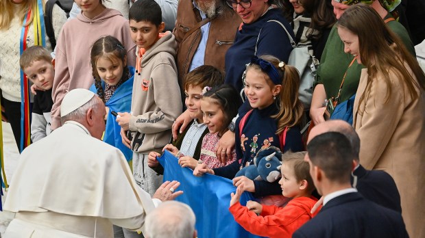 Papa Francisco recebe famílias da Ucrânia