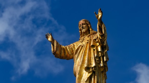 figura Chrystusa przed sanktuarium w Fatimie