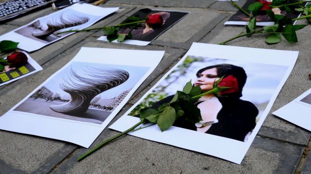 Flores e foto de Mahsa Amini durante protestos contra o regime do Irã em Bruxelas, Bélgica, 23 de setembro de 2022