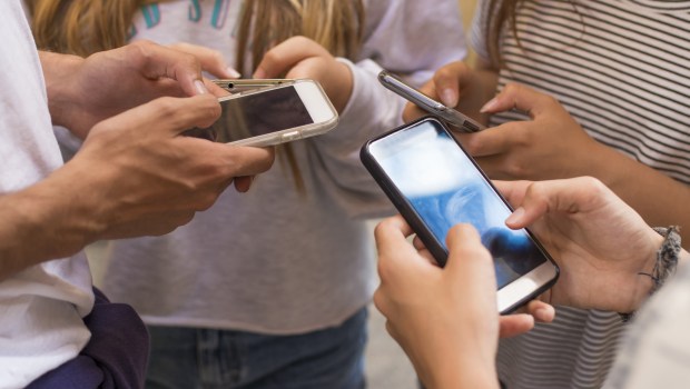 estudantes com celulares