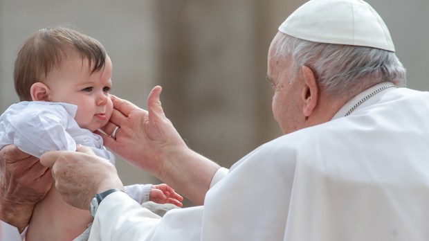 Papa Francisco abençoa uma criança