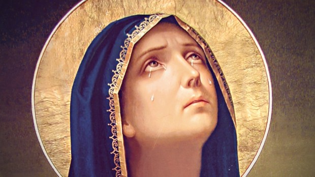 Matka Boża płacze stojąc pod krzyżem Chrystusa