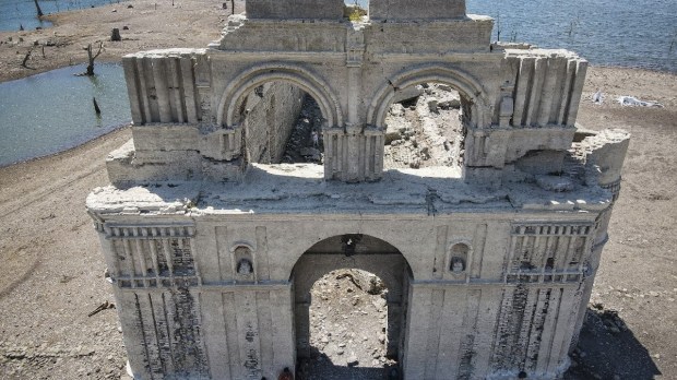 Igreja barroca emerge de reservatório no México