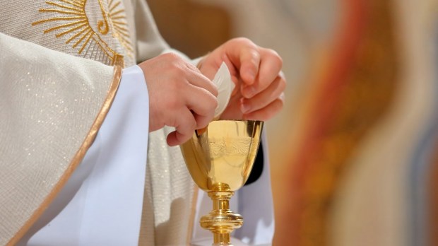 PRETRE-CALICE-MESSE-EUCHARISTIE.jpg