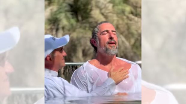 Marcos Mion renova Batismo no rio Jordão