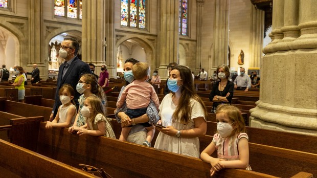 Igreja aberta com restrições durante a pandemia