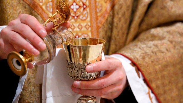 Sacerdote celebra a Missa