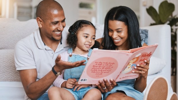 Pais lendo com a filha