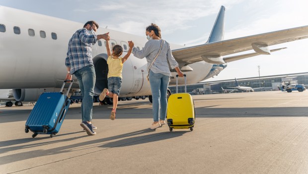 Família embarcando em avião
