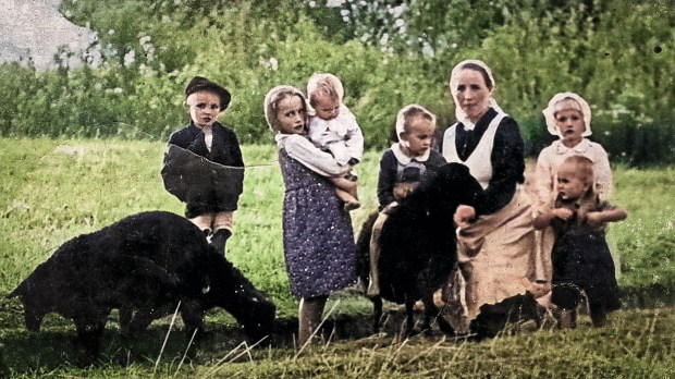 Wiktoria Ulma z sześciorgiem dzieci (ok. 1943)