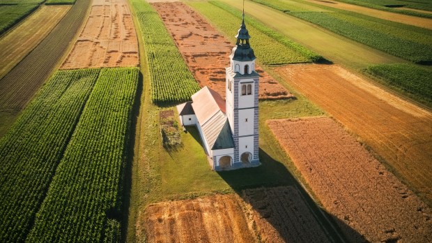 Kościoły z nieba - ksiądz Marcin Gądek fotografuje z powietrza górskie kościoły