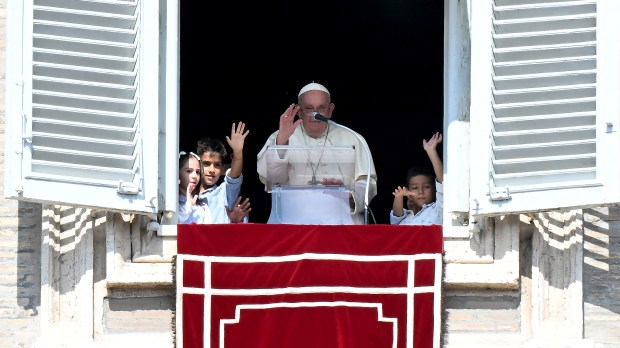 Papa recebe crianças no Vaticano