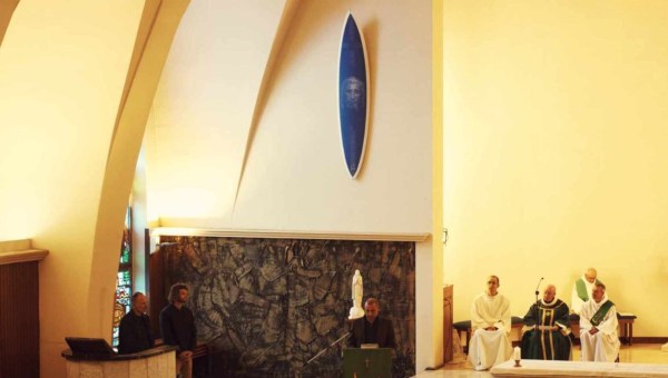 Corner Item Image - Uma prancha de surf na igreja?